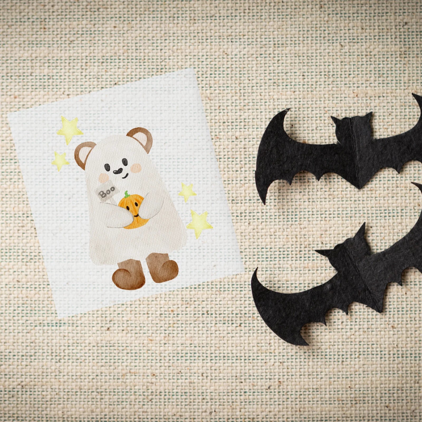 Bügelbild „Boo Bär“ – Süßes Gespenst mit Kürbis