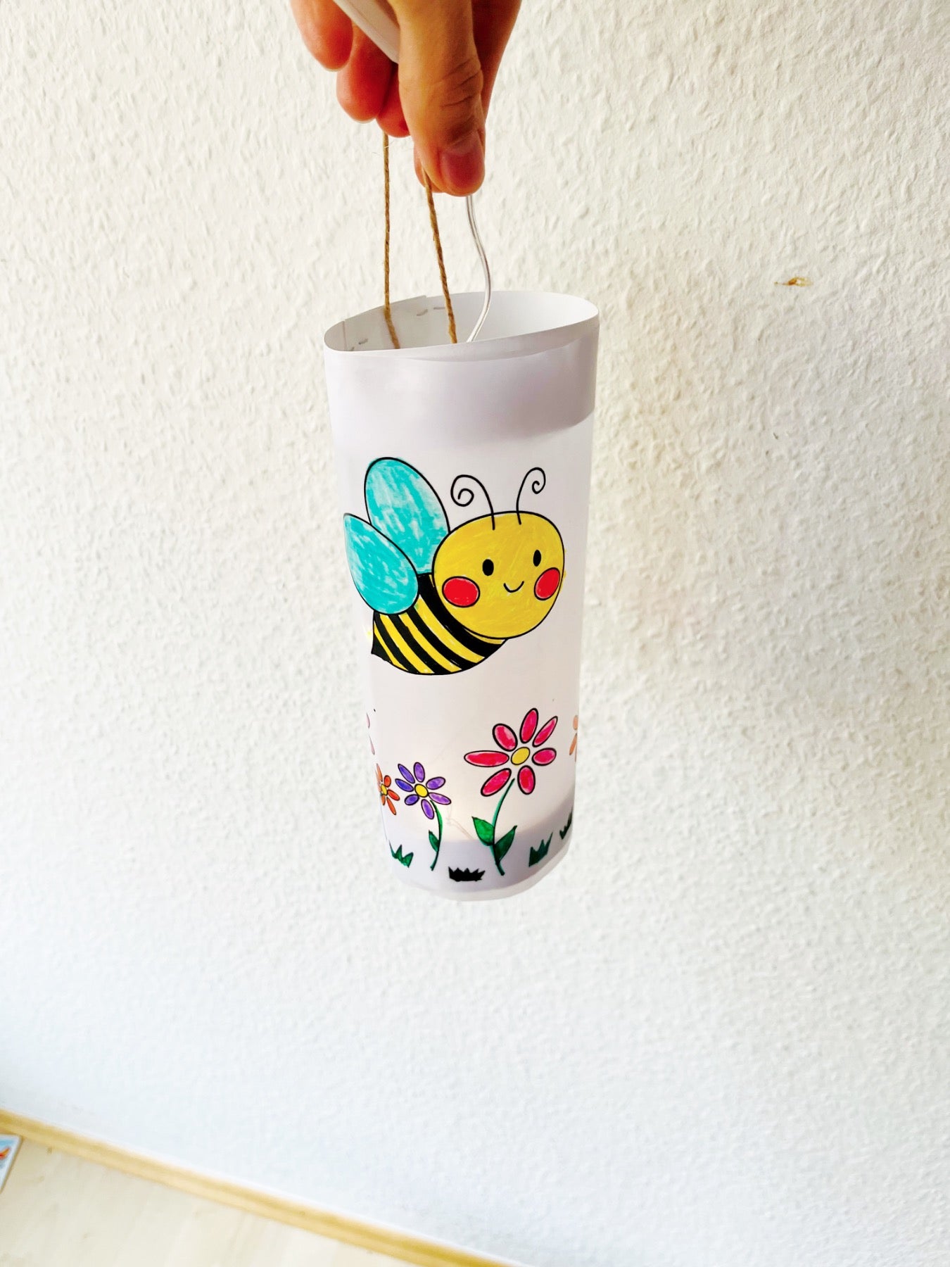 Laterne mit Bienen - Kostenlose Bastelvorlage zum Download