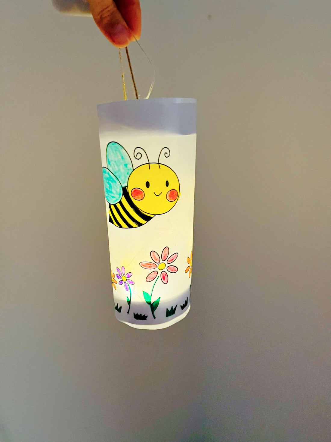 Laterne mit Bienen - Kostenlose Bastelvorlage zum Download