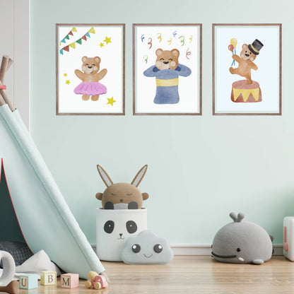 Zirkus Poster Bär auf Podest – Kinderzimmer Poster mit Zirkusmotiv A4