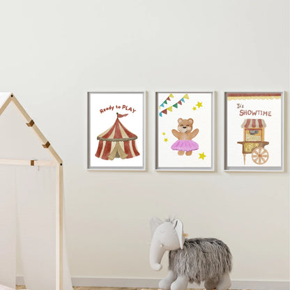 Zirkus Poster Bär mit Tütü - Handillustriertes Kinderzimmer Poster A4
